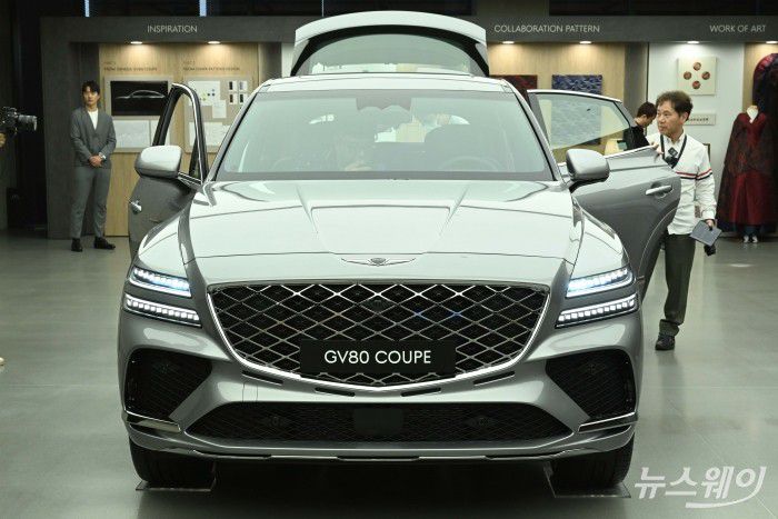 제네시스 'GV80 & GV80 쿠페' 미디어 프리뷰가 26일 오전 경기 용인시 제네시스 수지전시관에서 열린 가운데 'GV80 쿠페' 신차량이 공개되고 있다. 사진=강민석 기자 kms@newsway.co.kr