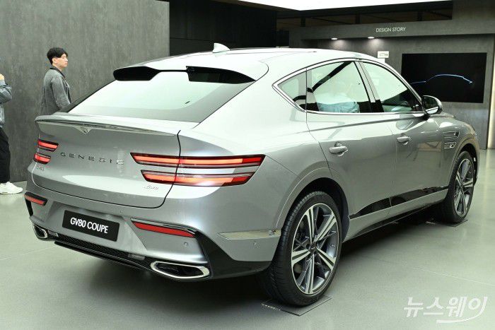 제네시스 'GV80 & GV80 쿠페' 미디어 프리뷰가 26일 오전 경기 용인시 제네시스 수지전시관에서 열린 가운데 'GV80 쿠페' 신차량이 공개되고 있다. 사진=강민석 기자 kms@newsway.co.kr