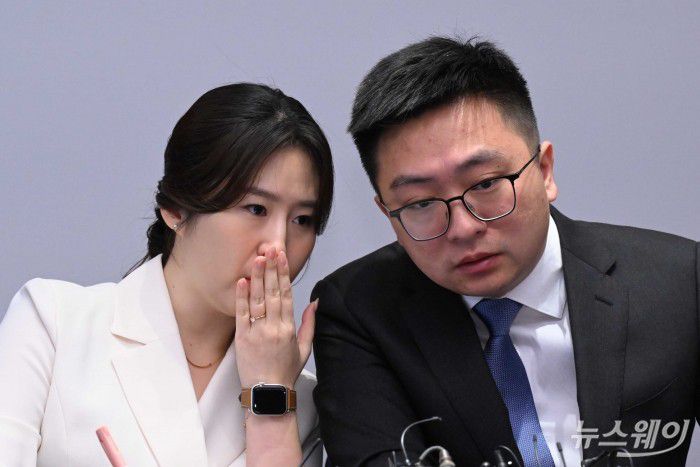 (오른쪽)레이 장 알리익스프레스 코리아 대표와 한송이 한국 마케팅 총괄이 6일 오전 서울 중구 롯데호텔에서 열린 '지적재산권 및 소비자 보호 강화 발표' 기자간담회에서 취재진의 질문을 듣고 대화하고 있다. 사진=강민석 기자 kms@newsway.co.kr