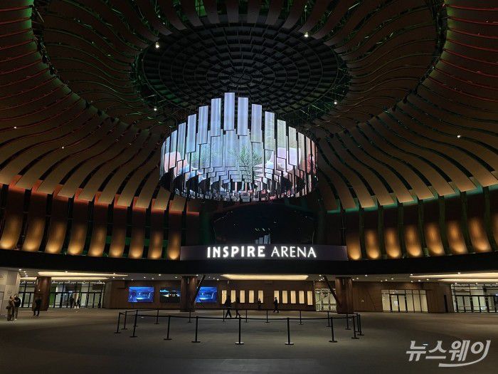 LED 샹들리에가 설치돼 있는 초대형 원형 홀 '로툰다' 사진=김민지 기자 kmj@newsway.co.kr