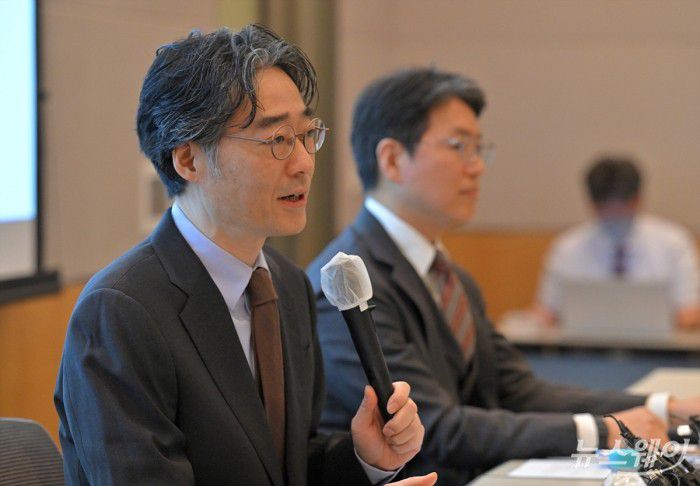 임종윤 한미약품 사장과 임종훈 한미정밀화학 대표가 21일 오전 서울 여의도 FKI타워 컨퍼런스센터에서 열린 기자간담회에서 발언하고 있다. 사진=이수길 기자 Leo2004@newsway.co.kr