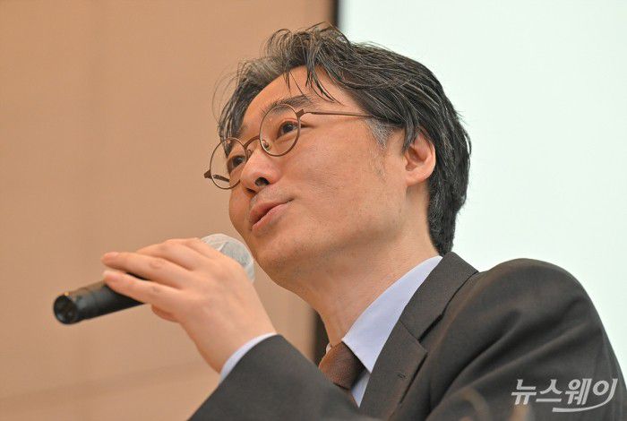 임종윤 한미약품 사장과 임종훈 한미정밀화학 대표가 21일 오전 서울 여의도 FKI타워 컨퍼런스센터에서 열린 기자간담회에서 발언하고 있다. 사진=이수길 기자 Leo2004@newsway.co.kr