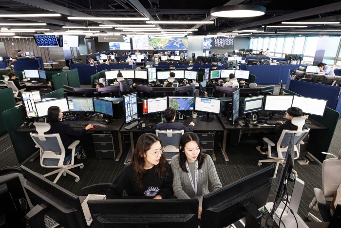 OCC에 들어가면 벽면을 가득 채운 대형 스크린이 가장 먼저 눈에 띈다. 사진=대한항공 제공