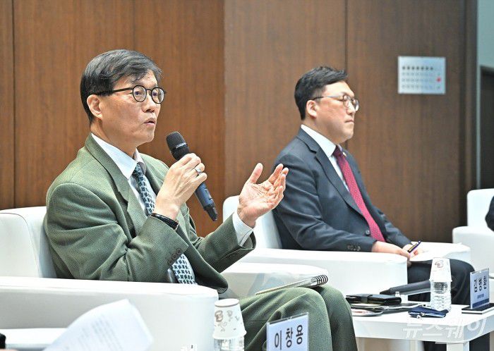 이창용 한국은행 총재가 3일 서울 중구 은행회관에서 열린 한국은행-한국금융연구원, 공동 정책 콘퍼런스 '부동산 신용집중: 현황, 문제점 그리고 개선방안' 3부 특별대담에서 발언하고 있다. 왼쪽부터 이창용 한국은행 총재, 김병환 금융위원장. 사진=이수길 기자 Leo2004@newsway.co.kr