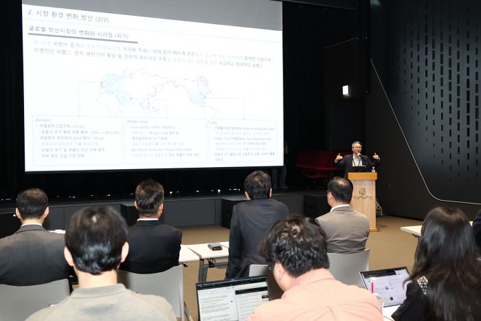 안병철 한화에어로스페이스 전략부문 총괄사장이 사업 비전과 투자계획에 대해 설명하고 있다. 사진=한화 제공