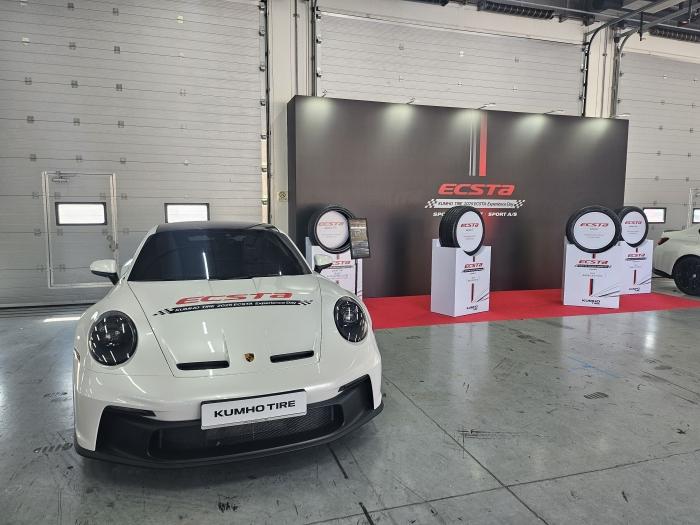 금호타이어는 지난 15일 경기도 용인 AMG 스피드웨이에서 '엑스타 익시피리언스 데이(ECSTA Experience Day)' 미디어 행사를 열었다. 사진=김다정 기자