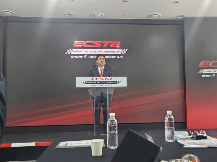 정일택 금호타이어 사장은 "메이저 브랜드와 비교해도 결코 뒤지지 않는다"며 엑스타에 대한 강한 자신감을 드러냈다. 사진=김다정 기자