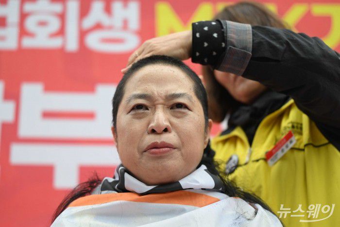 안수용 홈플러스 지부장이 지난 14일 오후 서울 종로구 MBK파트너스 앞 인근에서 진행된 'MBK가 책임져라 확대간부 결의대회'에서 삭발식을 하고 있다. 사진=강민석 기자 kms@newsway.co.kr