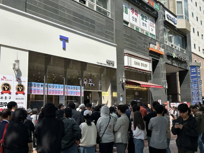 강남구 일대 또 다른 T월드 매장에도 많은 인파가 몰렸다. 사진=강준혁 기자