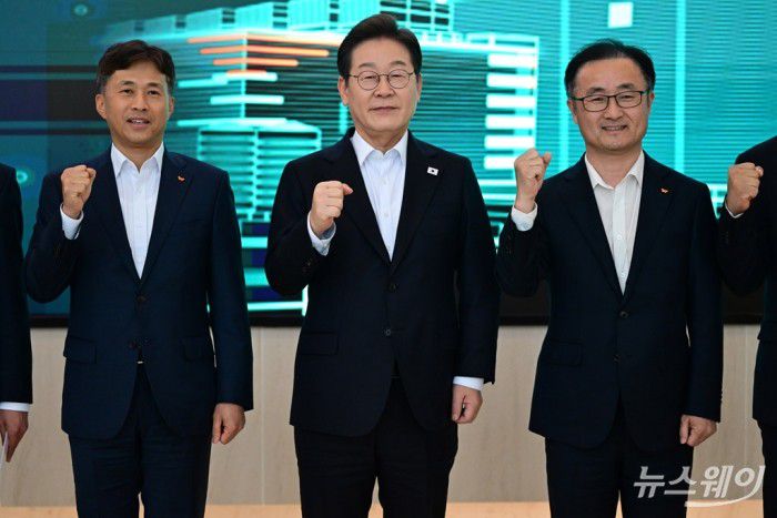 이재명 더불어민주당 대선 후보와 곽노정 SK하이닉스 대표이사 사장(왼쪽), 송현종 SK하이닉스 코퍼레이트 사장(오른쪽)이 28일 오후 경기도 이천시 SK하이닉스 이천캠퍼스에서 'K-반도체' AI메모리반도체 기업 간담회에 앞서 기념촬영을 하고 있다. 사진=국회사진취재단