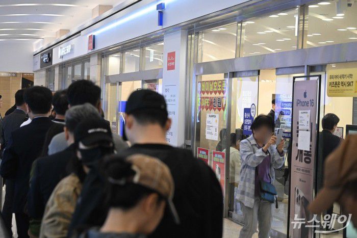 최근 대규모 해킹 공격으로 인해 가입자 유심(USIM) 정보 탈취된 SK텔레콤(=SKT) 이용자들이 무료 유심 교체를 하기 위해 28일 오전 서울 시내 한 SKT 대리점을 찾아 줄 서고 있다. 사진=강민석 기자 kms@newsway.co.kr
