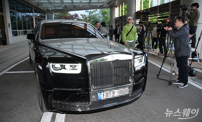 도널드 트럼프 미국 대통령의 장남 트럼프 주니어가 29일 오후 서울 강서구 서울김포비즈니스항공센터를 통해 입국. 취재진을 피해 다른 출입구로 떠난 직후 의전용으로 준비된 롤스로이스 차량이 이동하고 있다. 사진=이수길 기자 Leo2004@newsway.co.kr