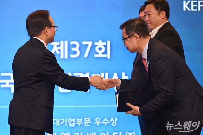 (왼쪽)이동근 한국경영자총협회 상근부회장이 8일 오전 서울 종로구 포시즌스호텔에서 열린 제37회 한국노사협력대상 시상식에서 조재천 현대엘리베이터 대표이사에게 대기업부문 우수상을 수여하고 있다. 사진=강민석 기자 kms@newsway.co.kr