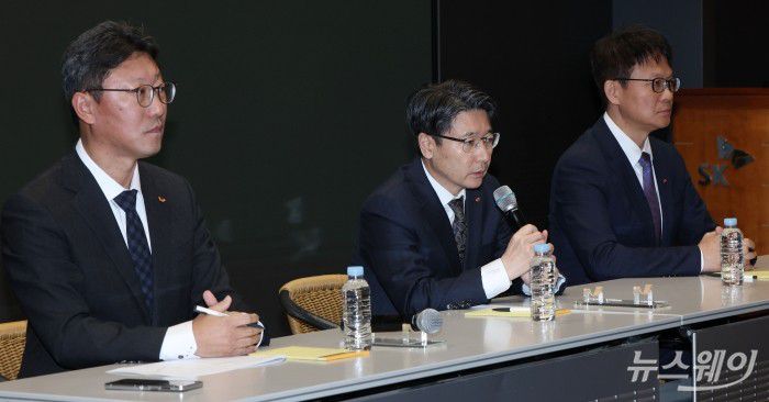(왼쪽부터) 류정환 SKT 네트워크 인프라 센터장, 임봉호 SKT MNO 사업부장, 김희섭 SKT 커뮤니케이션 센터장이 7일 오전 서울 중구 SK텔레콤 T타워 SUPEX홀에서 SK텔레콤의 해킹 사고와 관련해 취재진 질문에 답하고 있다. 2025.05.07. 사진=강민석 기자 kms@newsway.co.kr