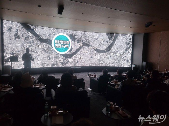 포스코이앤씨 관계자가 용산정비창 전면1구역 홍보관에서 조합원을 대상으로 브리핑을 진행하고 있다. 사진= 주현철 기자.