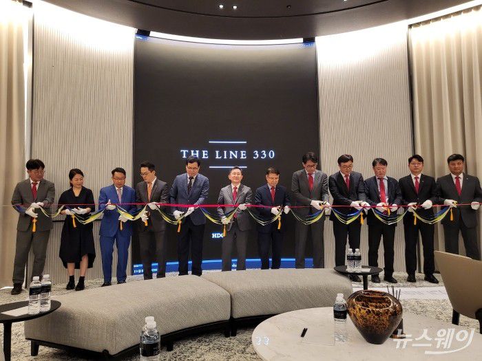 용산정비창 전면1구역 재개발 HDC현대산업개발 홍보관 개관 기념식에 참석한 정경구 HDC현대산업개발 대표이사 등 관계자들이 커팅식을 하고 있다. 사진= 주현철 기자.