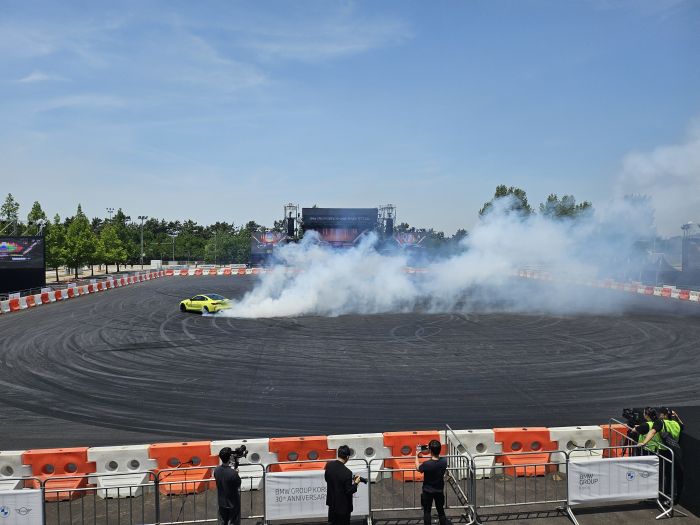 음악에 맞춰 모토라드와 미니, BMW 주요 차량들이 줄줄이 나와 드리프트 쇼를 선보이고 있다. 사진=김다정 기자