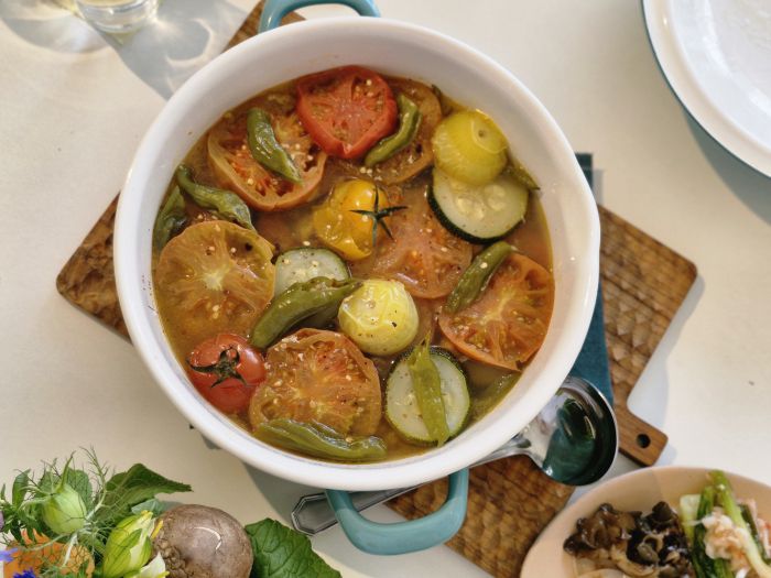 청년농부들이 직접 키운 토마토, 애호박, 꽈리고추 등으로 만든 스튜가 테이블에 올랐다. 식탁 위에는 꽃처럼 연출한 원재료 장식과 천연염색 보자기에 감싼 피클이 함께 놓여 시각적 즐거움도 더했다. 이다빈 푸드디렉터와 청년농부들이 메뉴 구성부터 플레이팅까지 함께 설명하며 팜투테이블의 의미를 전했다. 사진=조효정기자