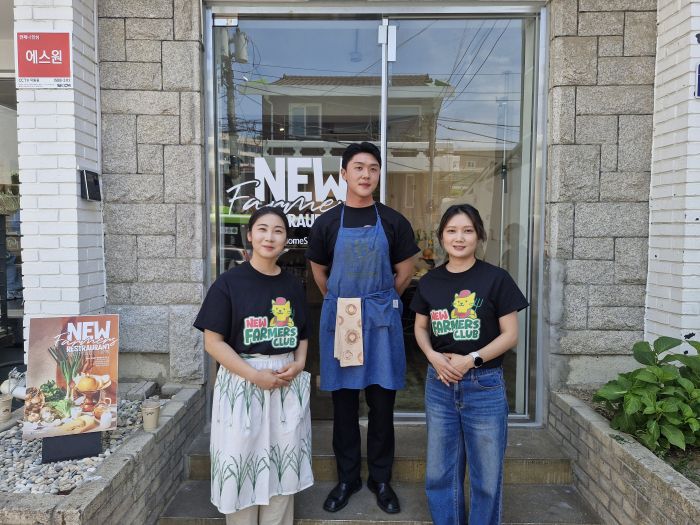 12일 오전 서울 연희동 'NEW FARMERS RESTAURANT' 팝업 현장에서 청년농부 김도혜(양대파), 박세현(표고·목이버섯), 곽진영(저지우유·치즈) 씨가 식재료 협업 프로젝트에 참여하고 있다. 사진=조효정기자
