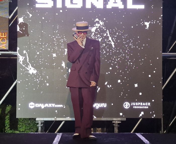 13일 그랜드 하얏트 서울 호텔에서 개최된 '피스마이너스원 프리미엄 하이볼 론칭 파티-더 시그널'에서 지드래곤이 '아트워크'하이볼을 들고있다./사진=조효정기자