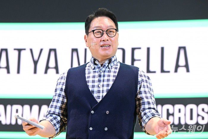 최태원 SK그룹 회장이 4일 오전 서울 강남구 코엑스에서 열린 'SK AI SUMMIT 2024'에서 기조연설을 하고 있다. 사진=강민석 기자 kms@newsway.co.kr