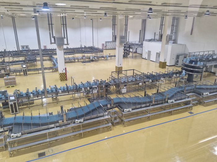 백산수 신공장 스마트 팩토리. 농심 백산수 공장은 생산시설에 약 40명의 직원만 근무하는 무인 자동화 스마트 팩토리다. 취수, 포장, 물류 등 백산수 생산 전 공정에서 사람의 손이 닿지 않게 운영되어 오염을 원천적으로 봉쇄한다. /사진=조효정 기자