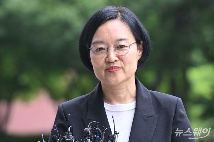 한성숙 중소벤처기업부 장관 후보자가 24일 오후 서울 여의도 삼희익스콘벤처타워에 마련된 인사청문회 준비 집무실로 첫 출근을 하던 중 취재진의 질문을 경청하고 있다. 사진=강민석 기자 kms@newsway.co.kr