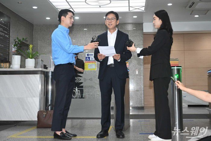 배경훈 과학기술정보통신부 장관 후보자가 24일 오전 서울 종로구 광화문우체국에 마련된 인사청문회 준비 집무실로 첫 출근을 하던 중 취재진의 질문에 답변을 하고 있다. 사진=강민석 기자 kms@newsway.co.kr