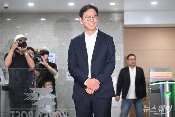 배경훈 과학기술정보통신부 장관 후보자가 24일 오전 서울 종로구 광화문우체국에 마련된 인사청문회 준비 집무실로 첫 출근을 하고 있다. 사진=강민석 기자 kms@newsway.co.kr