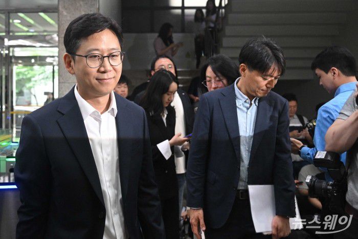 배경훈 과학기술정보통신부 장관 후보자가 24일 오전 서울 종로구 광화문우체국에 마련된 인사청문회 준비 집무실로 첫 출근을 하고 있다. 사진=강민석 기자 kms@newsway.co.kr