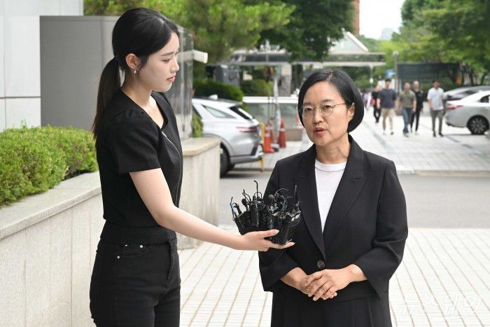 한성숙 중소벤처기업부 장관 후보자가 24일 오후 서울 여의도 삼희익스콘벤처타워에 마련된 인사청문회 준비 집무실로 첫 출근을 하던 중 취재진의 질문에 답변하고 있다. 사진=강민석 기자 kms@newsway.co.kr