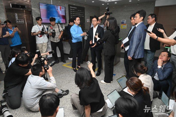 배경훈 과학기술정보통신부 장관 후보자가 24일 오전 서울 종로구 광화문우체국에 마련된 인사청문회 준비 집무실로 첫 출근을 하며 취재진의 질문에 답변을 하고 있다. 사진=강민석 기자 kms@newsway.co.kr