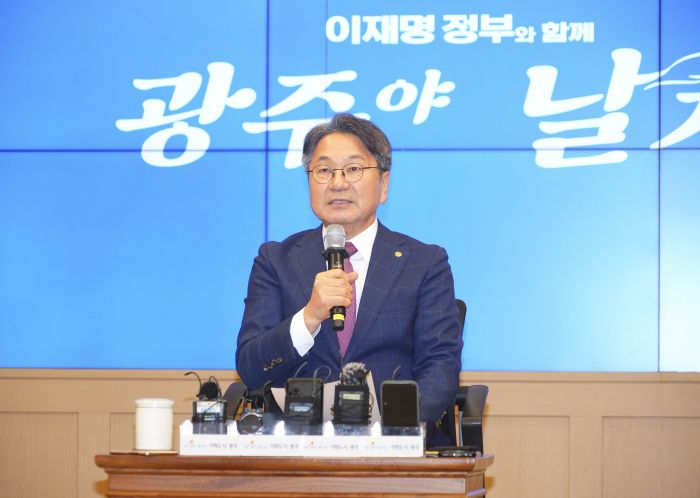 강기정 광주광역시장이 26일 오전 시청 비즈니스룸에서 열린 민선 8기 3주년 기자간담회에 참석해 3년간 소회와 시정성과를 말하고 있다. / 광주광역시 제공