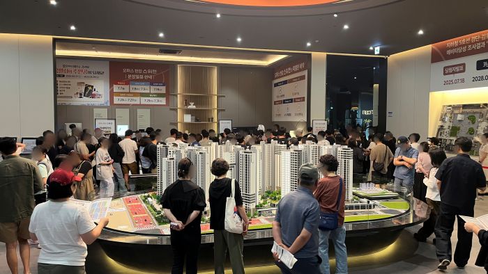 경기도 김포시 '오퍼스 한강 스위첸' 모델하우스에 방문객들이 모형도를 보는 모습. 사진=이재성 기자