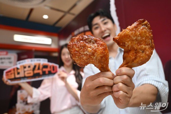 오븐요리 프랜차이즈 굽네치킨을 운영하는 '지앤푸드'가 1일 오전 서울 마포구 굽네플레이타운에서 추성훈과 함께하는 신제품 '굽네 장각구이'를 선보이고 있다. 사진=강민석 기자 kms@newsway.co.kr