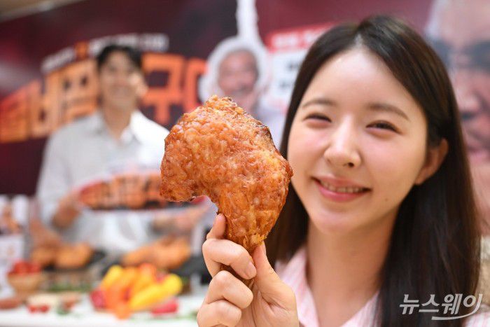 오븐요리 프랜차이즈 굽네치킨을 운영하는 '지앤푸드'가 1일 오전 서울 마포구 굽네플레이타운에서 추성훈과 함께하는 신제품 '굽네 장각구이'를 선보이고 있다. 사진=강민석 기자 kms@newsway.co.kr