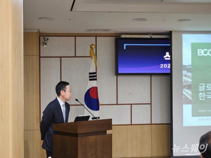 김지훈 보스턴컨설팅그룹 대표파트너가 2일 오전 국회의원회관 제3세미나실에서 '제1회 국회미래산업포럼 - 석유화학 구조조정을 통한 산업재편' 세미나서 발언을 하고 있다. 사진=전소연 기자