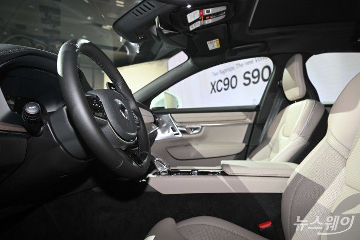 볼보자동차코리아가 2일 오전 서울 광진구 그랜드워커힐에서 열린 'Volvo XC90'과 'Volvo S90' 국내 최초 공개 미디어에서 부분변경 플래그십 세단 신형 'S90'을 전시하고 있다. 사진=강민석 기자 kms@newsway.co.kr