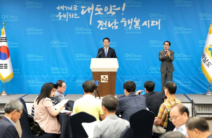 김영록 전라남도지사가 8일 순천 에코그라드호텔에서 민선8기 출범 3년 기자간담회를 갖고 전남 동부권 성과와 비전을 발표하고 있다.