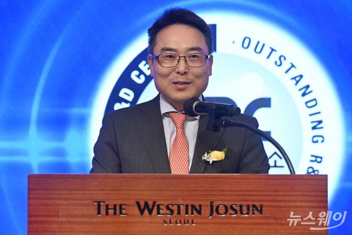 고서곤 한국산업기술진흥협회 상임부회장이 9일 오후 서울 중구 웨스틴조선 호텔에서 열린 2025년 상반기 우수기업연구소 지정서 수여식에서 환영사를 하고 있다. 사진=강민석 기자 kms@newsway.co.kr