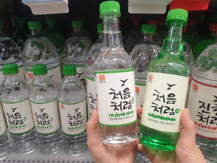 한 대형마트 주류코너에 진열된 소주. 사진=롯데칠성음료 제공