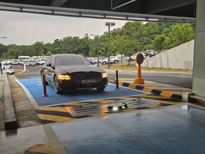 차량이 하부 스캔존을 지나가고 있다. 사진=김다정 기자