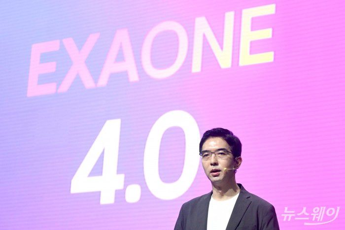 이홍락 LG AI연구원 신임 공동 연구원장이 22일 오전 서울 강서구 마곡LG사이언스파크에서 열린 'LG AI 토크 콘서트 2025'에서 '엑사원 4.0'을 비롯한 AI 기술 연구 개발 성과 및 향후 계획 등을 발표하고 있다. 사진=강민석 기자 kms@newsway.co.kr