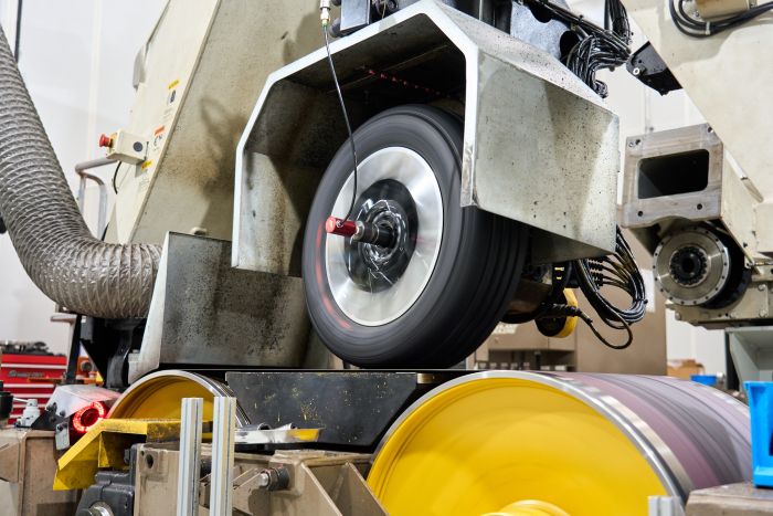 R&H성능개발동 타이어 특성 시험기가 작동되는 모습. 사진=현대차그룹 제공