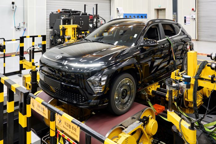 R&H성능개발동 핸들링주행시험기에서 코나 일렉트릭의 핸들링 특성을 시험하는 모습. 사진=현대차그룹 제공