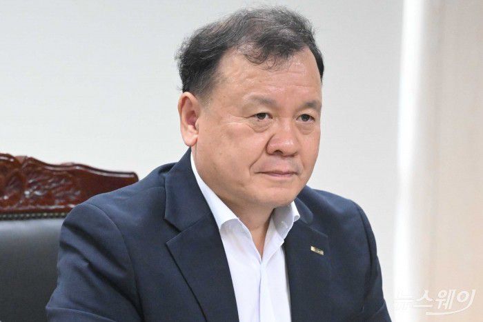 이재필 기술보증기금 상임이사가 1일 오후 서울 중구 대중소기업농어업협력재단 대회의실에서 열린 중소기업 기술탈취 방지 간담회에 참석해 한성숙 중소벤처기업부 장관의 모두발언을 경청하고 있다. 사진=강민석 기자 kms@newsway.co.kr