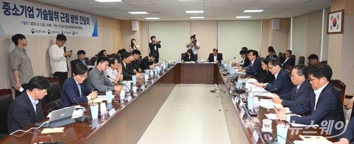 (오른쪽 다섯 번째)김완기 특허청장이 1일 오후 서울 중구 대중소기업농어업협력재단 대회의실에서 열린 중소기업 기술탈취 방지 간담회에서 모두발언을 하고 있다. 사진=강민석 기자 kms@newsway.co.kr