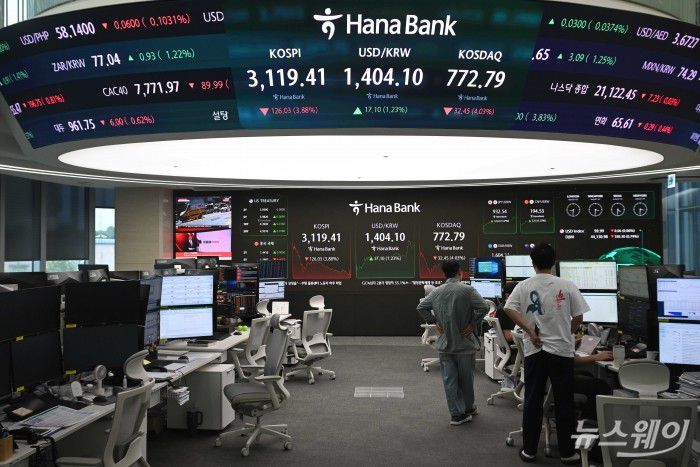 서울 중구 하나은행 딜링룸에서 직원들이 업무를 보는 모습. 사진=강민석 기자 kms@newsway.co.kr