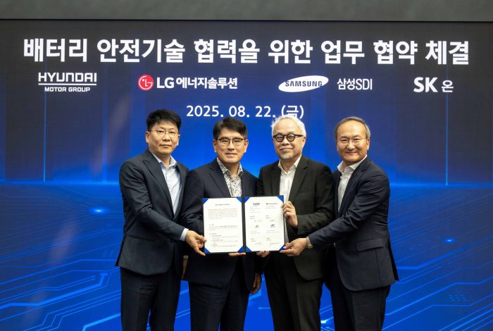 22일 남양연구소에서 열린 '배터리 안전기술 협력을 위한 업무 협약 체결식'에서 참석자들이 기념사진을 촬영하는 모습. (왼쪽부터) LG에너지솔루션 대표이사 김동명 사장, 현대차·기아 R&D본부장 양희원 사장, 삼성SDI 대표이사 최주선 사장, SK온 대표이사 이석희 사장. 사진=현대차그룹 제공