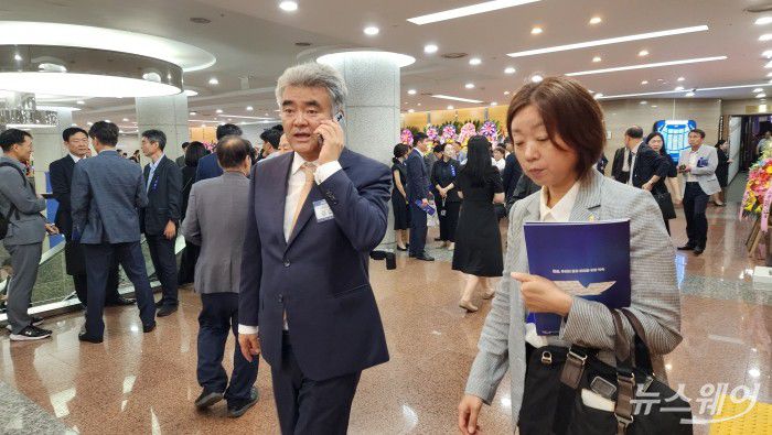 정원주 대한주택건설협회장(대우건설 회장)이 27일 서울 논현동 건설회관에서 열린 '2025 건설의 날' 행사장에 들어서고 있다. 사진=권한일 기자